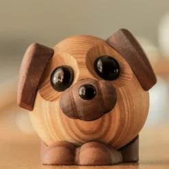 Buddy hund trefigur 8 cm ask/valnøtt