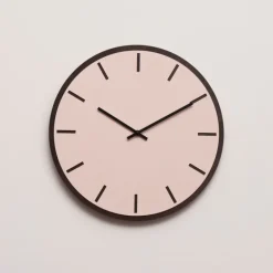 Dark oak powder veggklokke 28 cm rosa linoleum m/svart viser