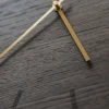 Dark Oak veggklokke 28 cm mørk eik m/kopper viser