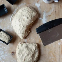 Deigskrape 16,5 cm med mål rustfri svart