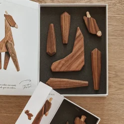 Giraff trefigur 23 cm valnøtt/ask