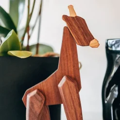 Giraff trefigur 23 cm valnøtt/ask
