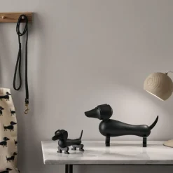 Hund liten mørk beiset