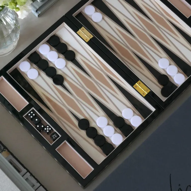 Lakkert backgammon svart