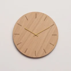 Light Oak veggklokke 28 cm lys eik m/gull viser