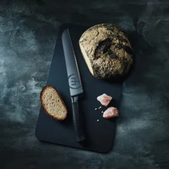 Performer brødkniv 23 cm dobbelttannet svart