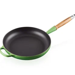 Signature støpejernspanne med trehåndtak 28 cm bamboo green
