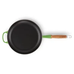Signature støpejernspanne med trehåndtak 28 cm bamboo green