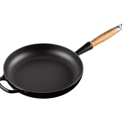 Signature støpejernspanne med trehåndtak 28 cm black