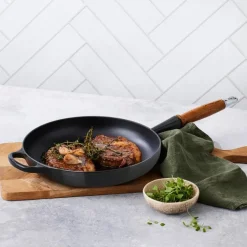 Signature støpejernspanne med trehåndtak 28 cm black
