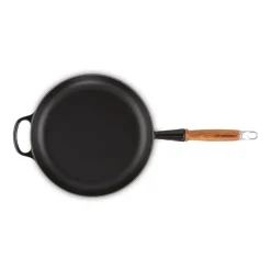Signature støpejernspanne med trehåndtak 28 cm black