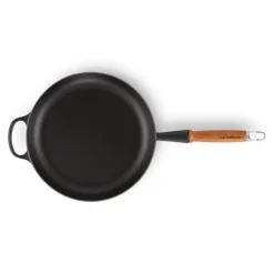 Signature støpejernspanne med trehåndtak 28 cm matte black