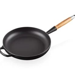 Signature støpejernspanne med trehåndtak 28 cm matte black