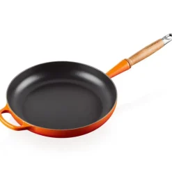 Signature støpejernspanne med trehåndtak 28 cm