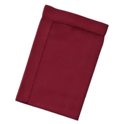 Stoffserviett med brodert hullsøm 50x50 cm mørkerød