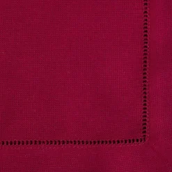 Stoffserviett med brodert hullsøm 50x50 cm mørkerød
