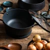 Støpejernskasserolle med Honeycomb keramisk belegg og glasslokk 24 cm