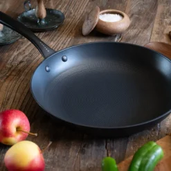 Støpejernspanne med Honeycomb keramisk belegg 30 cm