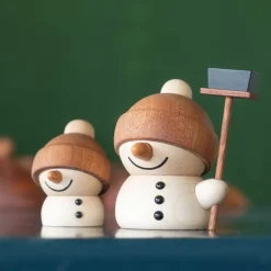 Sundae snømann trefigur 6 cm sapele/lønn