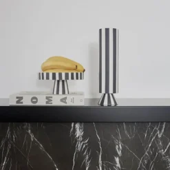 Toppu vase 31 cm hvit/svart